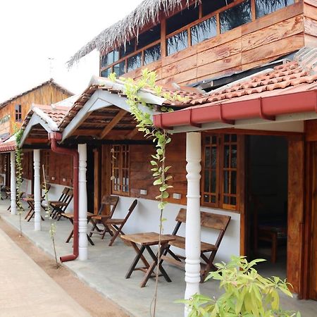 Wanderers Hostel Trincomalee Exterior foto
